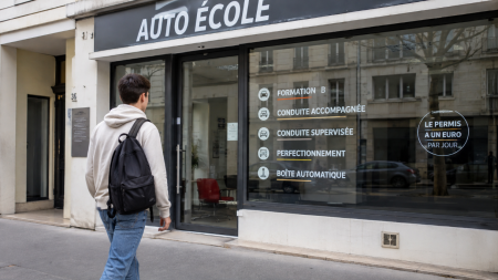Jeune homme se rend dans une auto-école